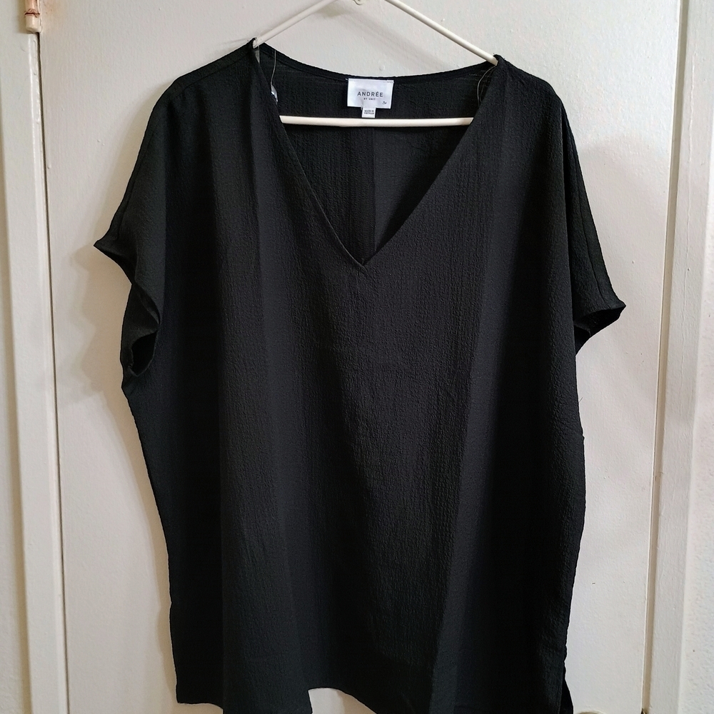 ANDREE BY UNIT Black V-Neck Top